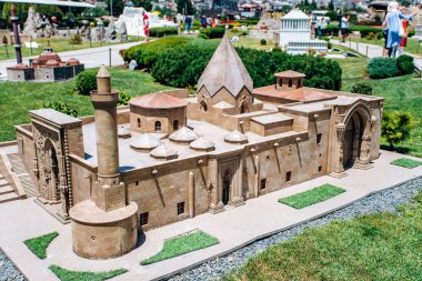İstanbul, Türkiye - 12 Temmuz 2017: Miniatürk Parkı 'ndaki Sivas Divrigi Büyük Camii' nin küçültülmüş kopyası