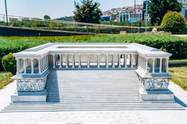 İstanbul, Türkiye - 12 Temmuz 2017: Miniatürk Parkı 'ndaki Zeus Sunağı' nın küçültülmüş kopyası