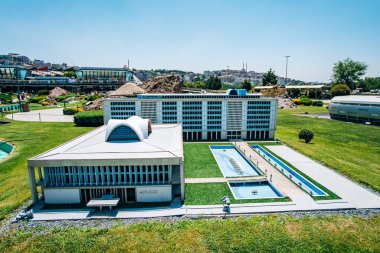İstanbul, Türkiye - 12 Temmuz 2017: Miniatürk Parkı 'ndaki İstanbul Büyükşehir Belediye Binası' nın küçültülmüş kopyası