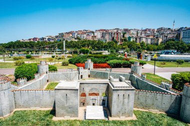 İstanbul, Türkiye - 12 Temmuz 2017: Miniatürk Parkı 'ndaki Yedikule Zindanlarının küçültülmüş kopyası