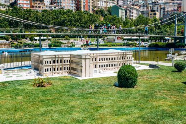İstanbul, Türkiye-12 Temmuz 2017: Dolmabahçe Saat Kulesi 'nin kopyası indirgendi. Miniatürk Parkı İstanbul 'da bulunuyor