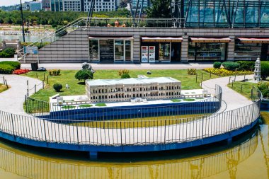 İstanbul, Türkiye - 12 Temmuz 2017: Ciragan Sarayı 'nın küçültülmüş kopyası. İstanbul 'da bulunan Miniatürk Parkı