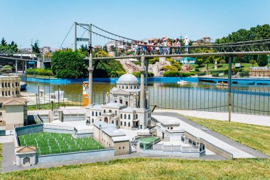 İstanbul, Türkiye-12 Temmuz 2017: Valide Sultan Camii 'nin kopyası indirildi. Miniatürk Parkı İstanbul 'da bulunuyor