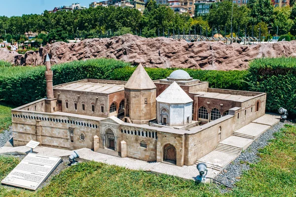 Isztambul, Törökország - 2017. július 12.: A Konya Alaaddin mecset másolata a Miniatürk parkban — Stock Fotó