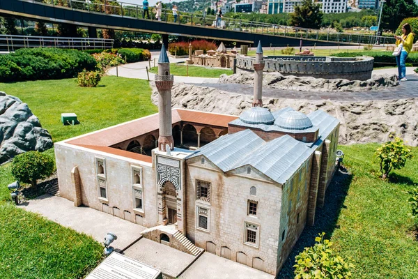 Istambul, Turquia - 12 de julho de 2017: Uma cópia da Mesquita Selcuk Isa Bey no Parque Miniaturk — Fotografia de Stock