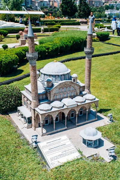 Istambul, Turquia - 12 de julho de 2017: Uma cópia da mesquita de Manisa Muradiye no Parque Miniaturk — Fotografia de Stock