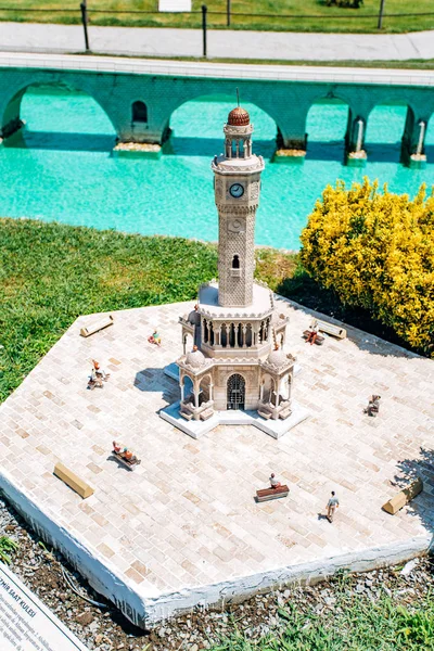 Estambul, Turquía - 12 de julio de 2017: la copia reducida de la Torre del Reloj Izmir en Miniaturk Park — Foto de Stock