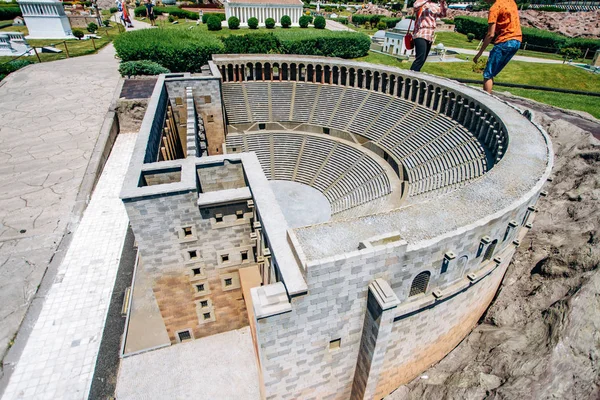 Стамбул, Турция - 12 июля 2017 года: уменьшенная копия Аспендоса - Амфитеатра в парке Миниатюрк — стоковое фото