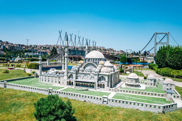 Istanbul, Turkije - 12 juli 2017: het gereduceerde exemplaar van het graf van Meester Sinan in Miniaturk Park — Stockfoto