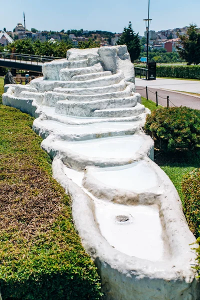 Istanbul, Turkije - 12 juli 2017: het gereduceerde exemplaar van de Hierapolis - Pamukkale in Miniaturk Park — Stockfoto