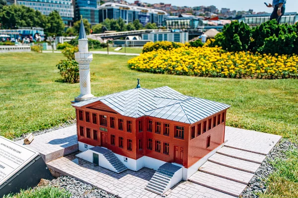 Istanbul, Turchia - 12 luglio 2017: la copia ridotta del Kaymak Mustafa Pasa Camii al Miniaturk Park — Foto Stock