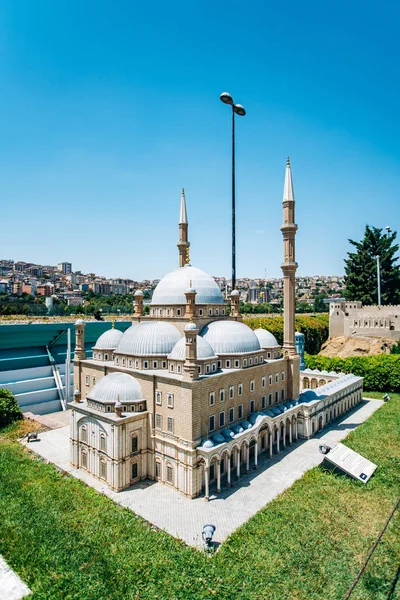 Istambul, Turquia - 12 de julho de 2017: a cópia reduzida da mesquita Mehmet Ali Pasha. Miniaturk Park localizado em Istambul — Fotografia de Stock
