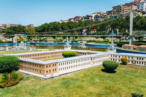 Istanbul, Turkije - 12 juli 2017: het gereduceerde exemplaar van de Militaire Academie van Kuleli. Miniaturk Park gelegen in Istanbul — Stockfoto