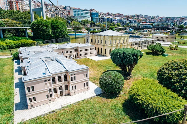 İstanbul, Türkiye - 12 Temmuz 2017: Dolmabahçe Sarayı 'nın küçültülmüş kopyası. İstanbul 'da bulunan Miniatürk Parkı