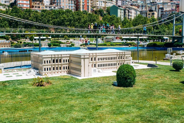 İstanbul, Türkiye-12 Temmuz 2017: Dolmabahçe Saat Kulesi 'nin kopyası indirgendi. Miniatürk Parkı İstanbul 'da bulunuyor — Stok fotoğraf