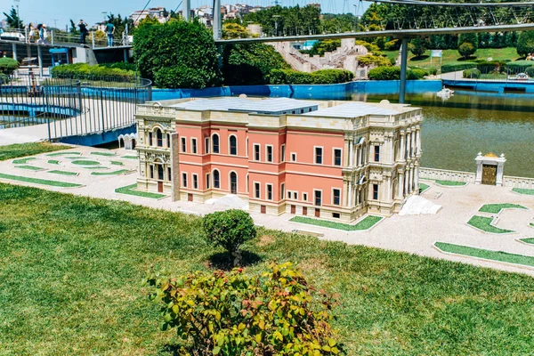 Estambul, Turquía-12 de julio de 2017: réplica reducida del Palacio de Beylerbeyi. Miniaturk Park se encuentra en Estambul — Foto de Stock