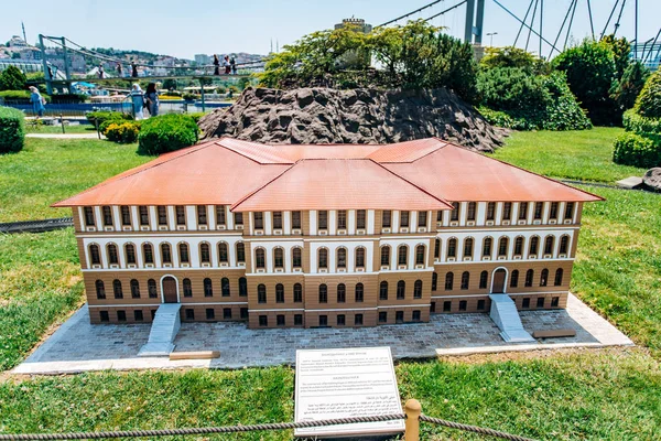 Estambul, Turquía-12 de julio de 2017: réplica reducida del Darussafaka. Miniaturk Park se encuentra en Estambul — Foto de Stock