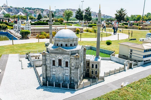 Istambul, Turquia-12 de julho de 2017: réplica reduzida da mesquita Valide Sultan. Miniaturk Park está localizado em Istambul — Fotografia de Stock