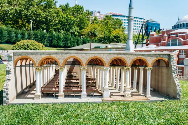 トルコ・イスタンブール2017年7月12日:大聖堂の複製を減らす。ミニチュアパークはイスタンブールに位置しています。 — ストック写真