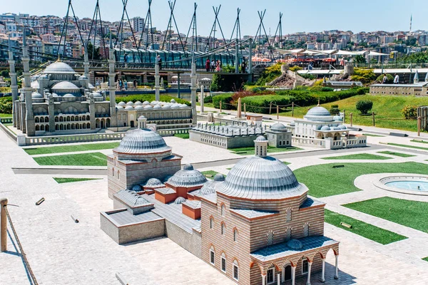 Istanbul, Turkije-12 juli 2017: exacte kopie slangenkolom in miniaturk park — Stockfoto