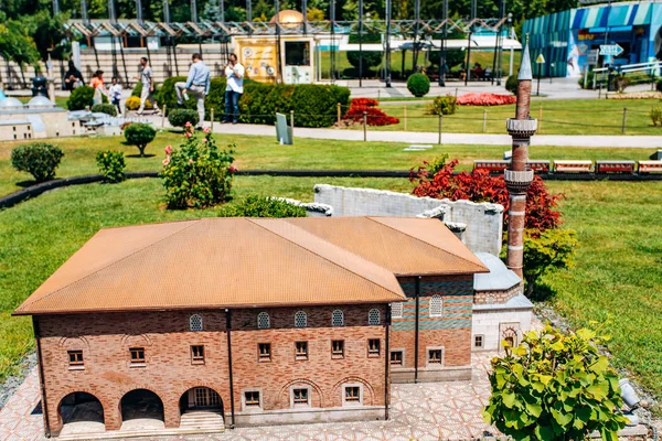 Istanbul, Turchia-12 luglio 2017: copia esatta della moschea di Haci Bayram Ankara nel parco miniaturk — Foto Stock