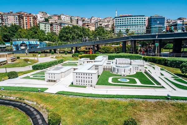 Istanbul, Turchia-12 luglio 2017: copia esatta del TBMM Parliament Building in miniaturk Park in forma ridotta — Foto Stock