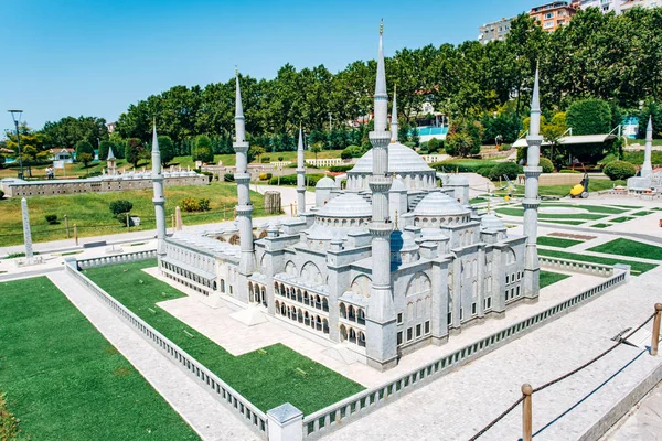 Istambul, Turquia-12 de julho de 2017: cópia exata da coluna Serpente no miniaturk Park — Fotografia de Stock
