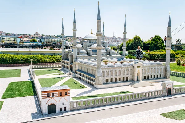 Istanbul, Turkije-12 juli 2017: exacte kopie slangenkolom in miniaturk park Stockfoto