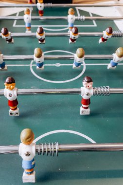 Kırmızı ve mavi oyuncularla oynanan masa futbol maçı. Futbol oyunu.