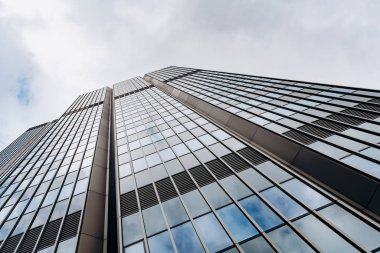 Mavi gökdelen cephe. ofis binaları. Modern cam siluetleri