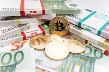 Kripto para birimi konsepti. Avro banknotları olan bir bitcoin. Bitcoin ve Euro banknotları. Kripto para birimi paranın üzerinde yatıyor.
