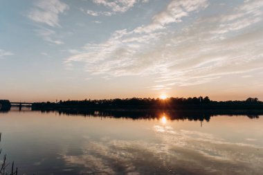 Gölde gün batımı. Gölde güzel bir gün batımı.