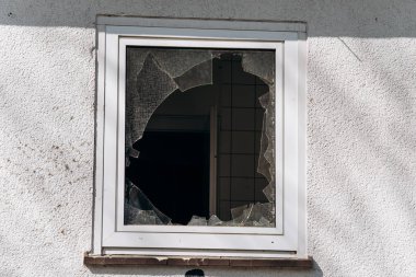 Evde kırık camlar var. Cam kırıkları pencerede kaldı..