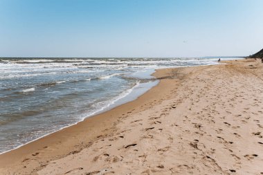 Kumlu sahilde denizin yumuşak dalgası. Deniz kıyısında.