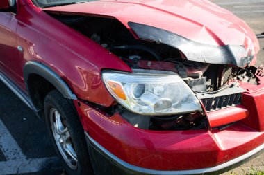 Kırmızı arabanın önü yolda kazara hasar gördü.