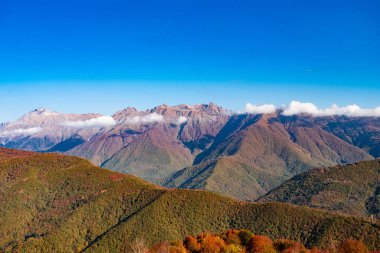 Kafkas dağları. Dağlarda mavi gökyüzü olan manzara.
