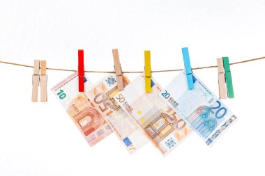 Avro banknotları beyaz arkaplandaki bir ipe farklı renklerde mandallarla tutturulmuştur