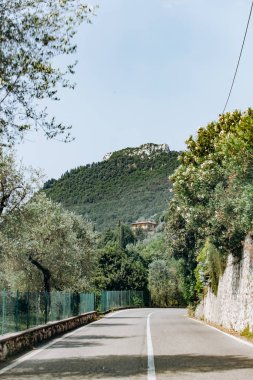 Dağların yakınında manzaralı bir yol. Arabanın penceresinden resim gibi görünüm.