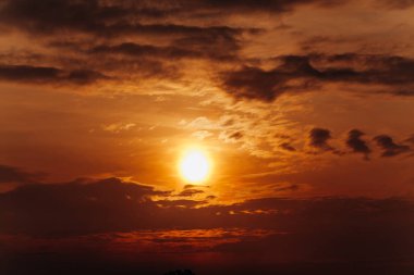 Gün batımında Big Sun. Doğa bileşimi. Turuncu gün batımı.