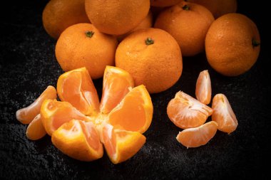 Siyah arka planda sulu mandalina. Mandarin Meyvesi