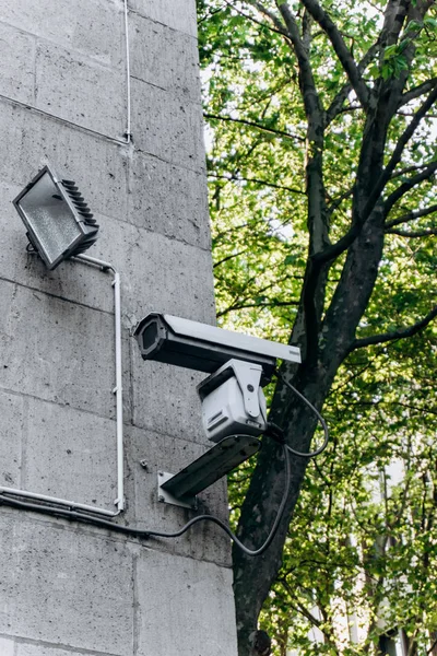 Kamera bezpieczeństwa Ir monitoruje wydarzenia w mieście. Kamera telewizyjna — Zdjęcie stockowe