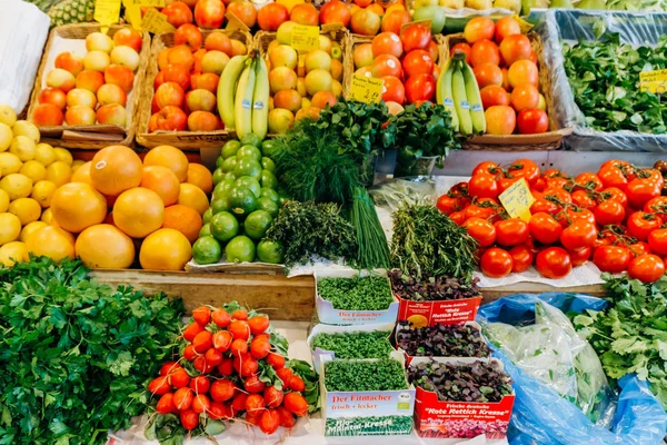 Mercado de frutas e legumes. Muitas frutas e legumes frescos diferentes . — Fotografia de Stock