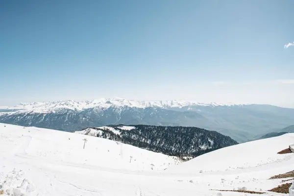 Montañas de invierno, pistas de esquí. La vista de las montañas y telesilla —  Fotos de Stock
