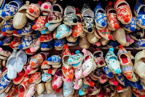 Veel kleurrijke schoenen op de markt. Zicht op schoenen op de markt. — Stockfoto
