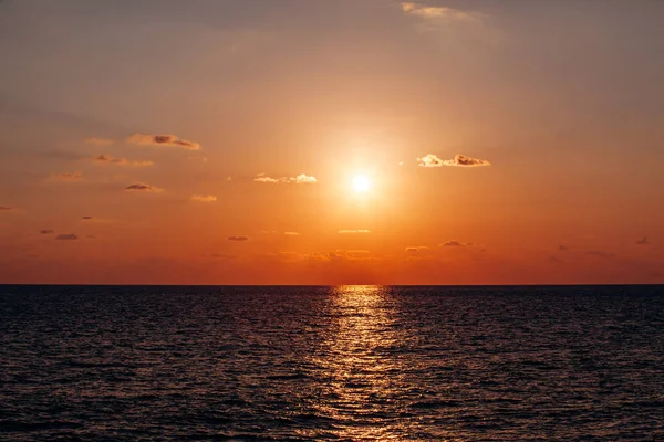 Belo pôr-do-sol quente no mar. Cenário bonito . — Fotografia de Stock