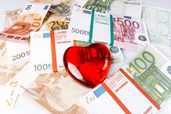 Форма серця на банкнотах євро. Серце лежить на банкнотах євро. Серце з банкнотами.. — стокове фото
