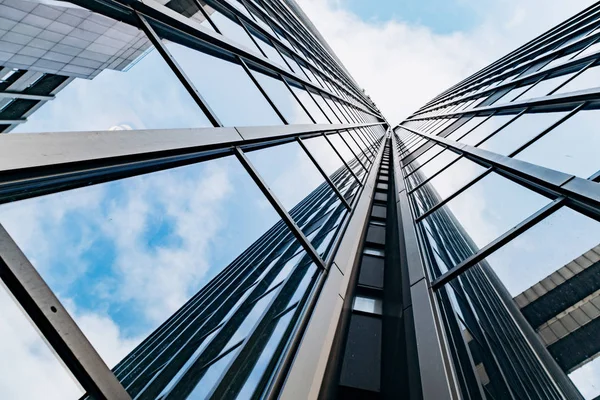 Blå sky skrapa fasad. kontors byggnader. moderna glas silhuetter — Stockfoto