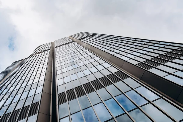 Facciata grattacielo blu. edifici per uffici. silhouette in vetro moderno — Foto Stock