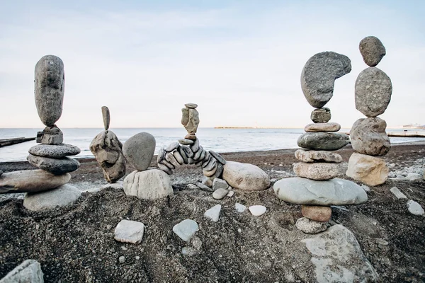 浜辺の石の姿。海を背景にした美しい石の姿. — ストック写真