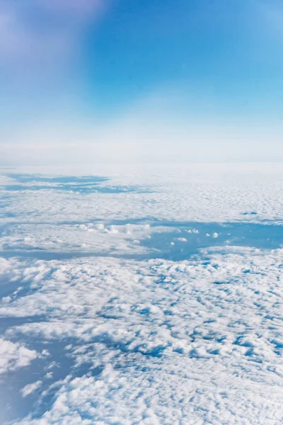 Fantastische achtergrond met wolken. Het uitzicht boven de wolken. — Stockfoto